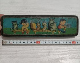 五六十年代儿童和小动物做游戏图案文具盒，上海伟成制罐厂出品