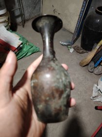 铜酒壶，口沿有裂