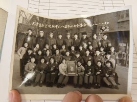 老照片 天津音乐学院六八届毕业照全体合影 手拿红宝书 祝毛主席万寿无疆宣传照