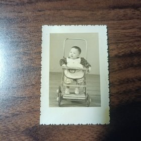 老照片–80年代小孩坐在婴儿车里留影（）