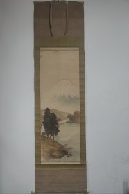 2140山水风景画一幅斗方茶挂，保证纯手绘，画工精良，画面感逼真，装饰效果非常好，兽骨轴头，绢本绫裱。玄关家居装饰画，收藏送礼及佳。品相如图，如需细节照片请联系客服，中古品谨慎参拍，粉丝有优惠。#趣味收藏 #简约装饰画 【作者】 【规格】装裱尺寸:204*54cm 画芯尺寸:124*42cm 【材质】绢本绫裱，兽骨轴头#装饰画挂画