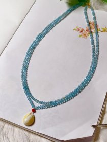 天然精品蓝磷辉石方糖三圈叠带项链，颜色漂亮，晶体好，实物超美，搭配白花蜜蜜蜡小桃子吊坠，珠子2.2mm，