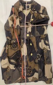 老款 经典女士大印花 棕黄色中长款中袖大衣外套 44码 衣长约90CM 胸围约48Cm 袖长约40Cm 缺了一个袖扣