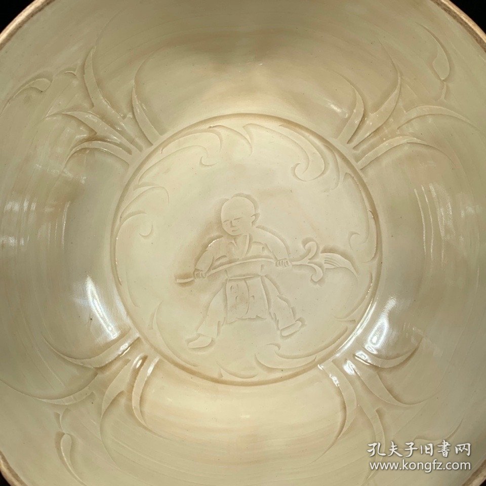 宋定窑刻童子纹葵口碗，高8直径18.5cm，