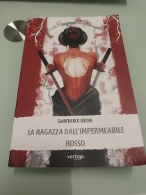 LA RAGAZZA DALL'IMPERMEABILE ROSSO 【外文原版】