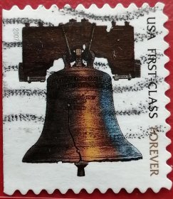 袁袁收藏美国邮票 2007年 自由钟 小本票 1全信销 在费城独立大厅外面，矗立着一座现代化的钟楼，这座钟是由伦敦著名的怀特佩尔铸造厂铸造的，1752年移交独立大厅（当时叫州议会大楼）。它制作的不好，不得不在费城重铸了两次。