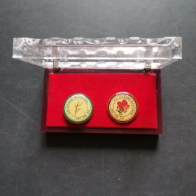 2009年中华人民共和国第十届中学生运动会纪念徽章原盒（吉祥物会徽一套两枚）