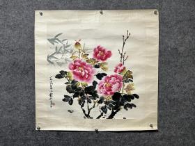 汤小铭，68X68，汤小铭，1939年生于广西桂林，画家。1964年毕业于广州美术学院。曾任广东美术家协会主席。现为广东画院艺术顾问，中国美协理事，中国油画学会理事，广东省文联名誉委员，广东省美术家协会学术委员会主席，广州美术学院院外教授、暨南大学兼职教授。尤擅油画、连环画，兼及国画、书法