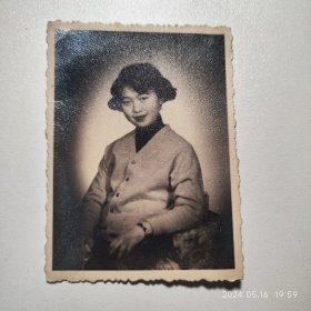 建国初期，约1952年上海滩 美女银盐老照片。布纹厚纸 泛银。 尺幅10*6.5cm