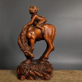 黄杨木手工雕刻(马上封猴）摆件
高14厘米，宽8厘米，重160克