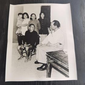 毛主席相片：1959年毛主席在故乡韶山同贫农社员亲切谈话  31*25.5公分