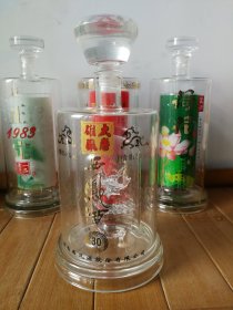 酒瓶。大唐雄风•西凤酒30年酒瓶，内嵌飞龙。45度500ml，陕西西凤酒股份有限公司出品。（非钱币，烟标，邮票，连环画）