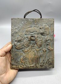 日本铸铁童趣挂画，高浮雕小孩呐喊图案，做工精致。带黑色挂绳，适合做茶室案台摆件或艺术壁饰。铁质材料，有自然氧化痕迹，整体品相不错。长16.5厘米，宽14厘米。厚1厘米。