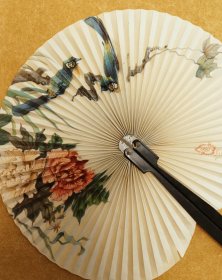 鹊 铁柄扇 日本回流扇 印刷 中国制造品 展幅约25Cm 高14Cm。