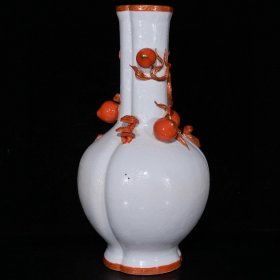 大清乾隆白瓷暗刻龙纹矾红描金雕刻五桃回流瓶h（38×19cm）