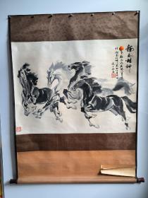 徐悲鸿再传弟子，当代画马名家之一、已故著名书画家。现为哈尔滨冰雪画院副院长、美术编审，黑龙江省美协会员、中国科学美术专业委员会副主任、中国国画家协会理事、国家一级美术师；【张士南 国画作品“龙马精神”一幅68x90】原装裱立轴！作品保真！无天杆