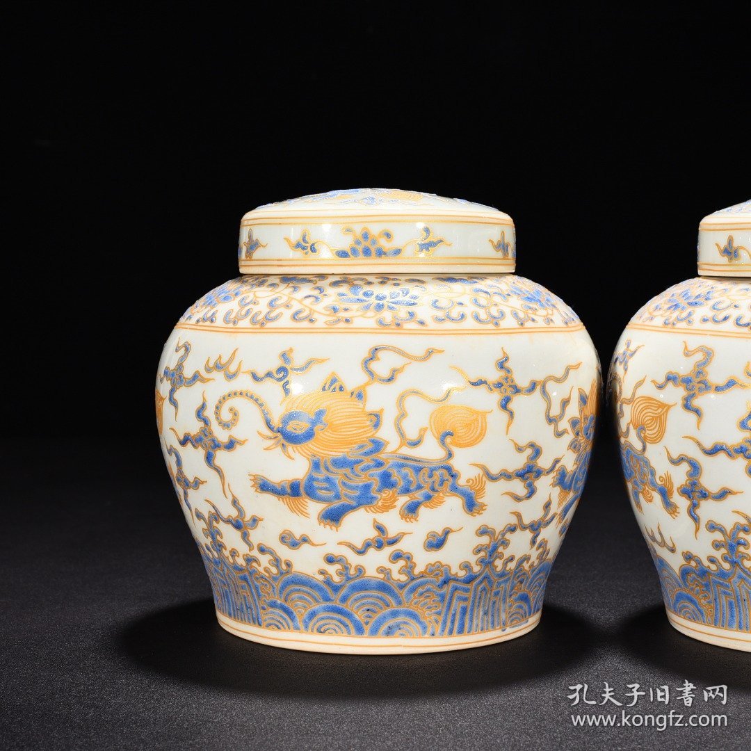 明成化蓝彩描金飞象纹夜光罐（萬贵妃铭文） 高14.8厘米 宽15厘米