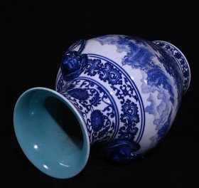 大清乾隆青花山水纹兽耳瓶，高33.3×23厘米