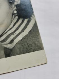 何莉莉，黑白照片一张。。邵氏“新十二金钗”之一，1946年出生于江苏南京，祖籍安徽庐江，幼年移居台湾。1965年被导演袁秋枫发掘，参与电影《兰屿之歌》，正式投身娱乐圈。同年加入邵氏电影公司。曾出演电影《文素臣》《十四女英豪》《爱奴》，引起国际影坛注目。正当何莉莉事业如日方中之际，她却选择退出影圈下嫁船运业巨子赵世光，从此息影。。