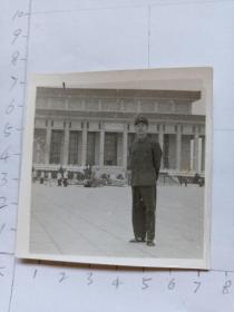 中国人民解放军 家庭相册保存军人照片 时期老照片  人民大会堂前 军装照片