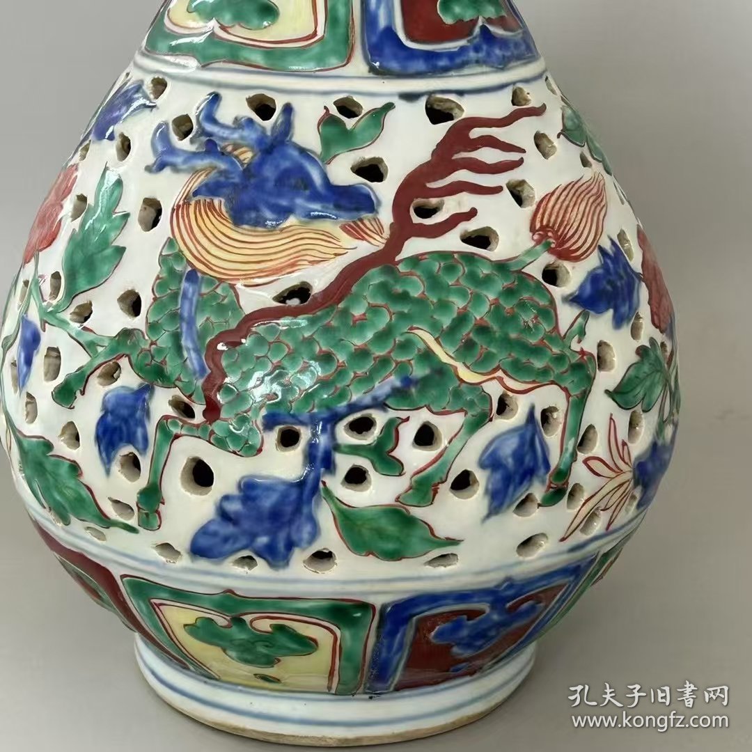 明孔雀麒麟纹镂空玉壶春瓶