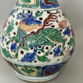 明孔雀麒麟纹镂空玉壶春瓶