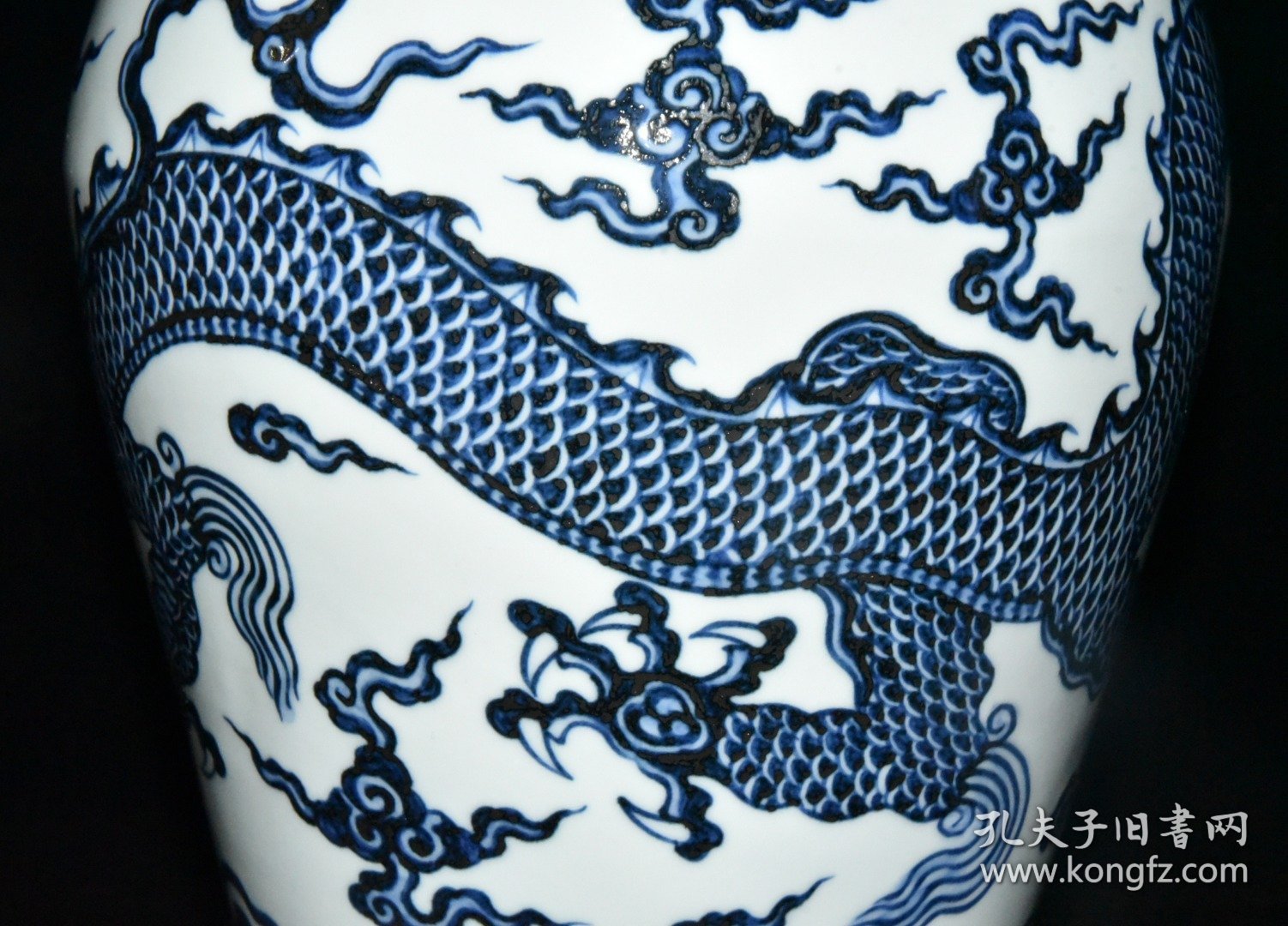 旧藏 明代宣德青花云龙纹梅瓶一对【30.5×20.5cm】