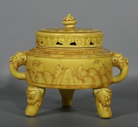 大明弘治年制黄釉雕刻海水纹兽耳炉，高12×14厘米