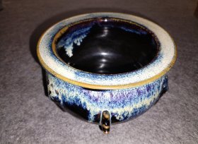 包老包真稀有瓷器，山西老窑黑釉窑变兽首香炉，号称“蓝色妖姬”。 黑釉器中有蓝色窑变者非常罕见，成品全品率极低。蓝色是天空和大海的颜色，观之心胸开阔心情舒畅。众里寻他千百度，蓦然回首，那人却在灯火阑珊处。