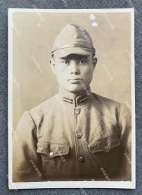 抗战时期 身穿“九八式”军服的日军兵长肖像照一枚