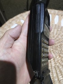 【故障机需要维修，配件机老式模拟机】上世纪九十年代有钱人家使用过的二哥大模拟手机一部 MOTOROLA摩托罗拉 MICRO TAC Ⅱ【配有电池一块】机器不能点亮，外观使用磨损严重，两侧小角有撞击破损，键盘星号键上有小的破损，机内标签不在，无天线，翻盖有小的破损【图片我实拍，品相以图片为准】本商品仅作为配件机或是影视道具摆件出售，不能正常使用
