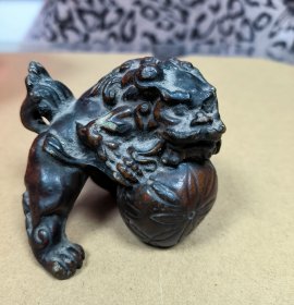 老物件雕刻 狮子滚球 材质不懂，卖个雕刻工。