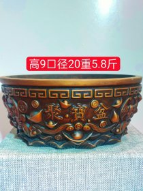 八卦底纯铜高浮雕聚宝盆一个，做工细致漂亮，器型端正，包浆自然，品相如图