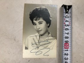 约五六十年代香港著名女影星演员 丁红亲笔签名黑白银盐老照片 (尺寸 ; 13.6*8.5cm) 该照片背面盖南国电影画报读友服务版及九龙国际摄影商号印章