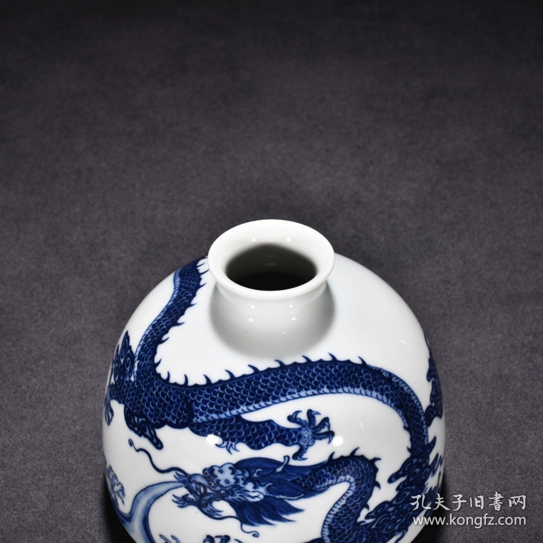 清乾隆青花龙纹太白尊 高9.6厘米 宽12厘米