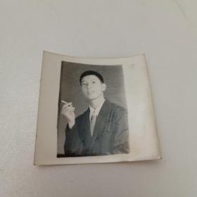 老照片，穿西装抽烟的男人