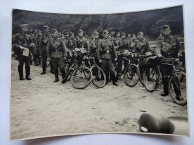 二战德军老照片 德国国防军照片 骑自行车的德军士兵 德军老相片 二战德军相片 二战德军陆军相片 二战欧洲战场老照片  二战德国陆军照片 agfa爱克发相纸 照片长11厘米，宽8厘米