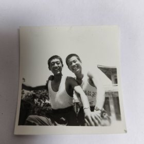 戴着手表的两个帅哥微笑合影照片。