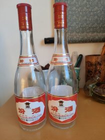 2个汾酒瓶