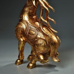旧藏收纯铜高浮雕錾刻鎏金鹿蜡台，工艺精湛 器型款式精美 重800克 高24厘米 宽10.5厘米