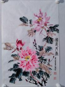 保真书画，当代著名国画画家，爱新觉罗大钧《国色天香》国画作品一幅，尺寸：68.5*45.5，现为卫生部中国卫生书画协会副主席、北京市美术家协会会员、中华名人协会会员。在艺术方面有着很深的见地和造诣，曾经荣获“杰出艺术作品奖”和“世界博览会最佳艺术金奖”。