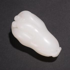 和田玉籽料佛手型挂件尺寸：高6.2宽3.7厚2.7cm重74g精选和田玉籽料，玉质温润、白度一级，油性十足、雕就佛手、透雕技法、寓意好、把玩舒适、包浆醇厚、收藏精品