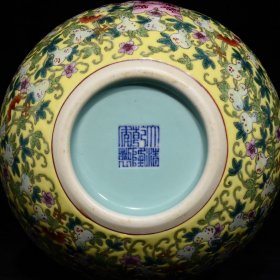 清乾隆黄地粉彩多子多福绶带葫芦瓶一对，高23厘米直径15厘米