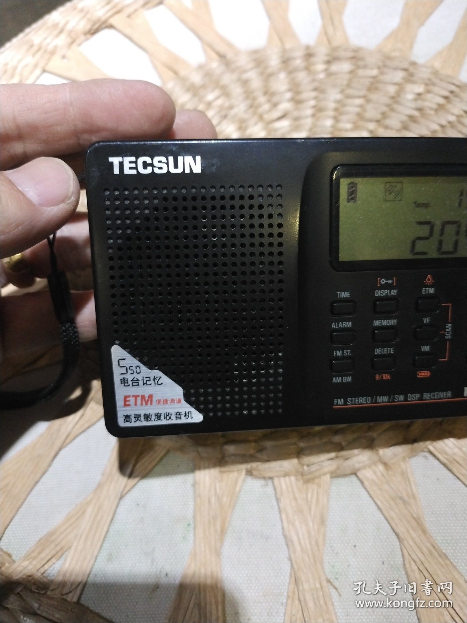 【便携式收音机】TECSUN PL606收音机 德生PL606高灵敏度收音机一台 德生通用电气制造有限公司【机器安装上电池按下POWER开关机可以正常收听广播，声音洪亮，按键灵敏，因为没有说明书，其他功能没有试机，仅试了收听广播功能】【外表正常使用轻微磨损划痕，图片为实拍，品相以图片为准】长度12.5cm宽度8cm厚度2.3cm机身编号39820170700245