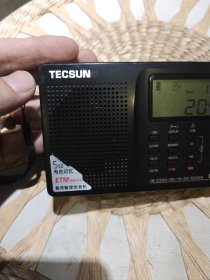 【便携式收音机】TECSUN PL606收音机 德生PL606高灵敏度收音机一台 德生通用电气制造有限公司【机器安装上电池按下POWER开关机可以正常收听广播，声音洪亮，按键灵敏，因为没有说明书，其他功能没有试机，仅试了收听广播功能】【外表正常使用轻微磨损划痕，图片为实拍，品相以图片为准】长度12.5cm宽度8cm厚度2.3cm机身编号39820170700245