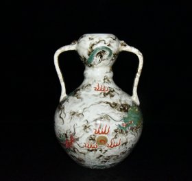 大清乾隆年制墨彩描金龙纹双耳蒜头瓶 (外销回流瓷) 尺寸23.5x16.5cm