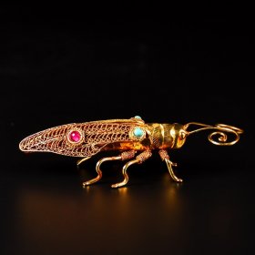 珍藏珍宝旧藏掐丝鎏金蚂蚱一个，重量：31克，高度：2.2cm，宽度：8.5cm。