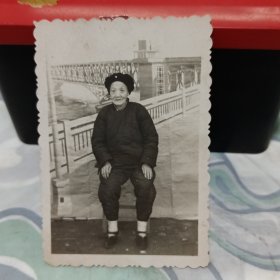 少见旧社会裹脚老奶奶背景长江大桥老照片