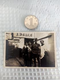 二战时期上海虹口北四川路上接待皇军的上海时局妇人会成员，照片上有上海居留民团牌匾，保存完好，绝无仅有！！！