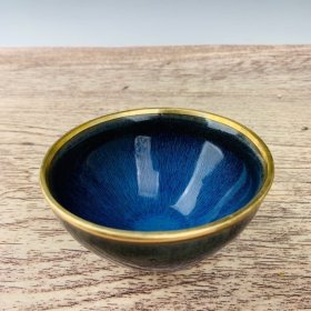 建窑包金口蓝兔毫盏，高7.5厘米，直径13 厘米